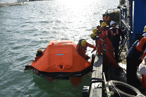 弃船应急演练释放救生筏